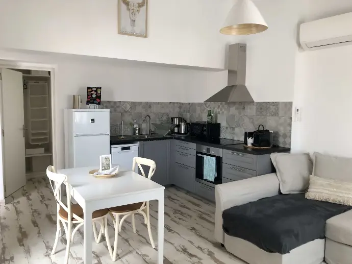 Intérieur lumineux et moderne d’un appartement de vacances Loc’Amargue avec cuisine équipée et coin salon confortable