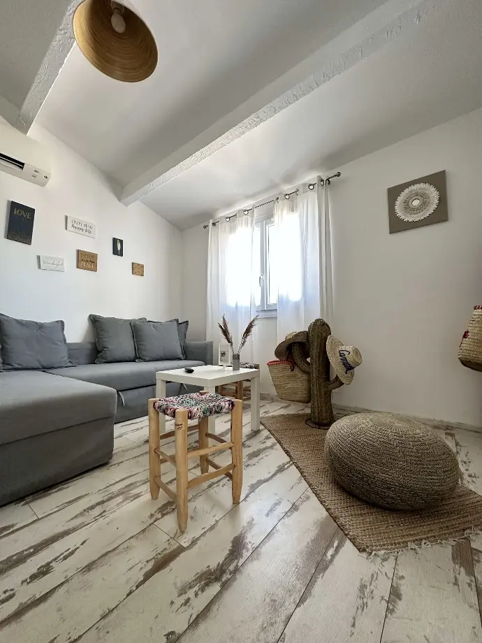 Salon bien éclairé et confortable avec un décor moderne à Loc’Amargue aux Saintes Maries de la Mer