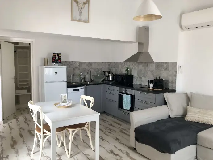 Appartement de vacances élégant et bien équipé à Loc’Amargue, Saintes-Maries-de-la-Mer Intérieur lumineux et moderne d’un appartement de vacances Loc’Amargue avec cuisine équipée et coin salon confortable