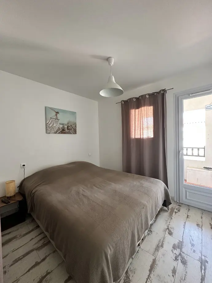 Chambre soigneusement arrangée avec un décor moderne et minimaliste à Loc’Amargue aux Saintes Maries de la Mer