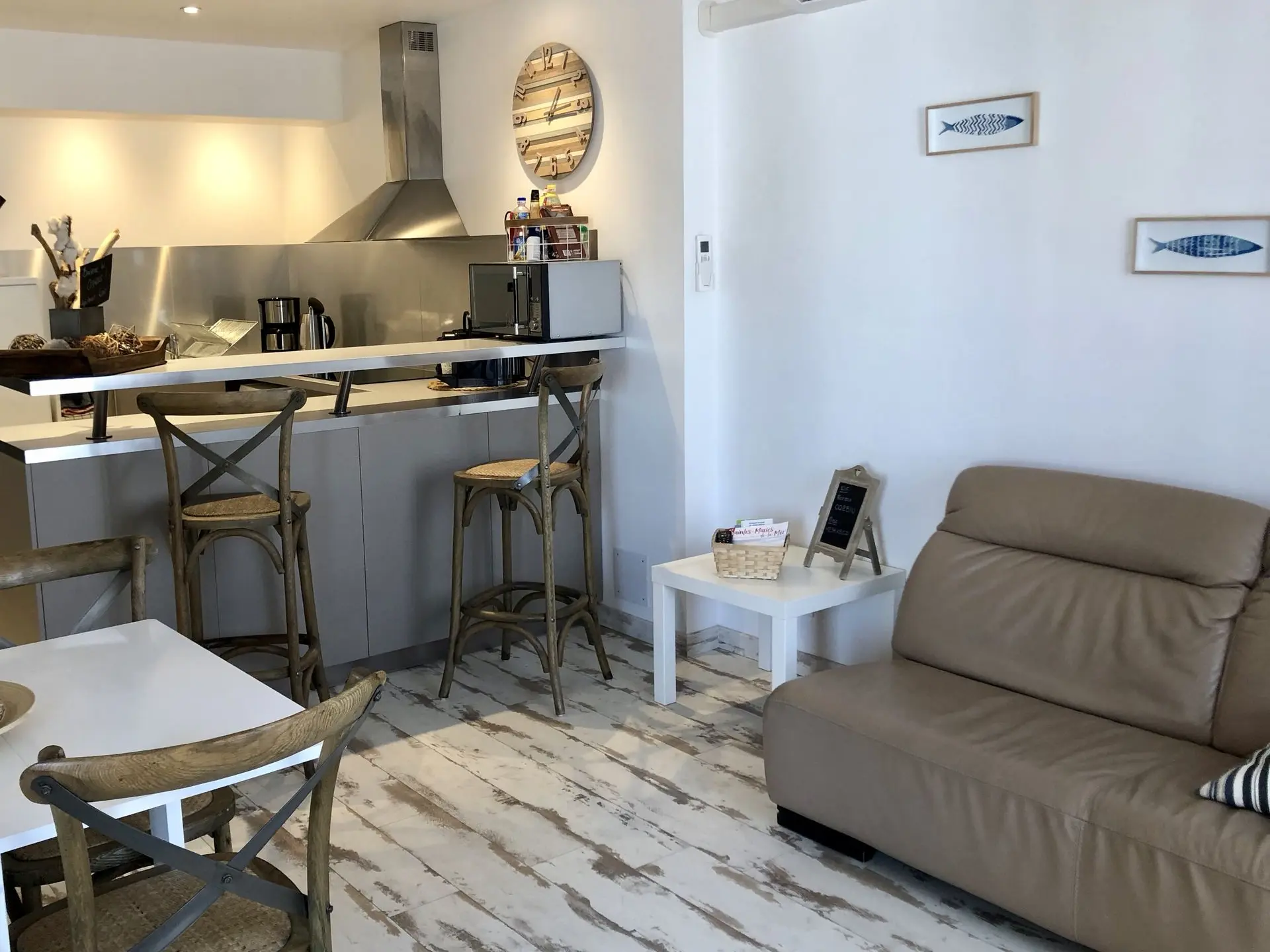 Intérieur élégant et moderne d’un appartement de vacances à Loc’Amargue, Saintes-Maries-de-la-Mer, avec une cuisine bien équipée et un coin salon confortable.
